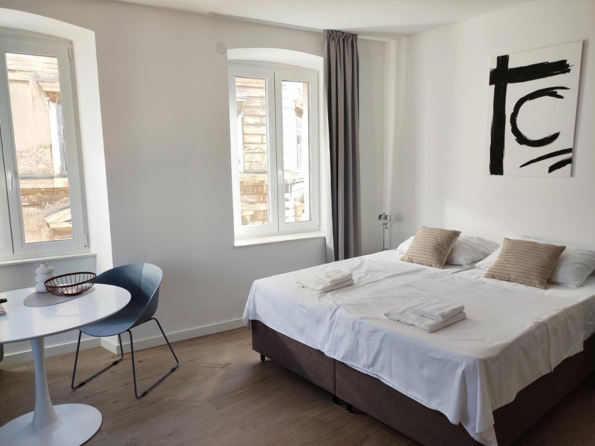 Nik Studio Apartments พูลา ภายนอก รูปภาพ