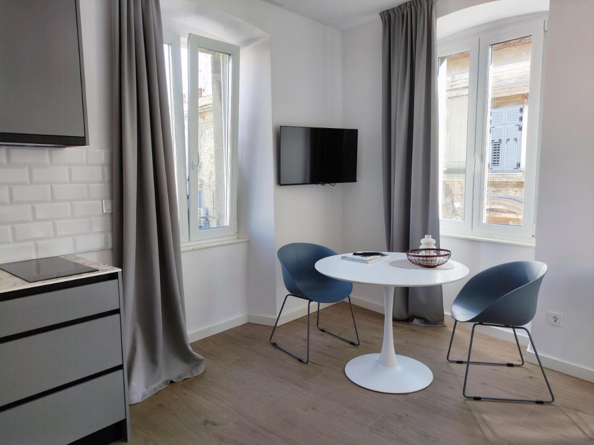 Nik Studio Apartments พูลา ภายนอก รูปภาพ